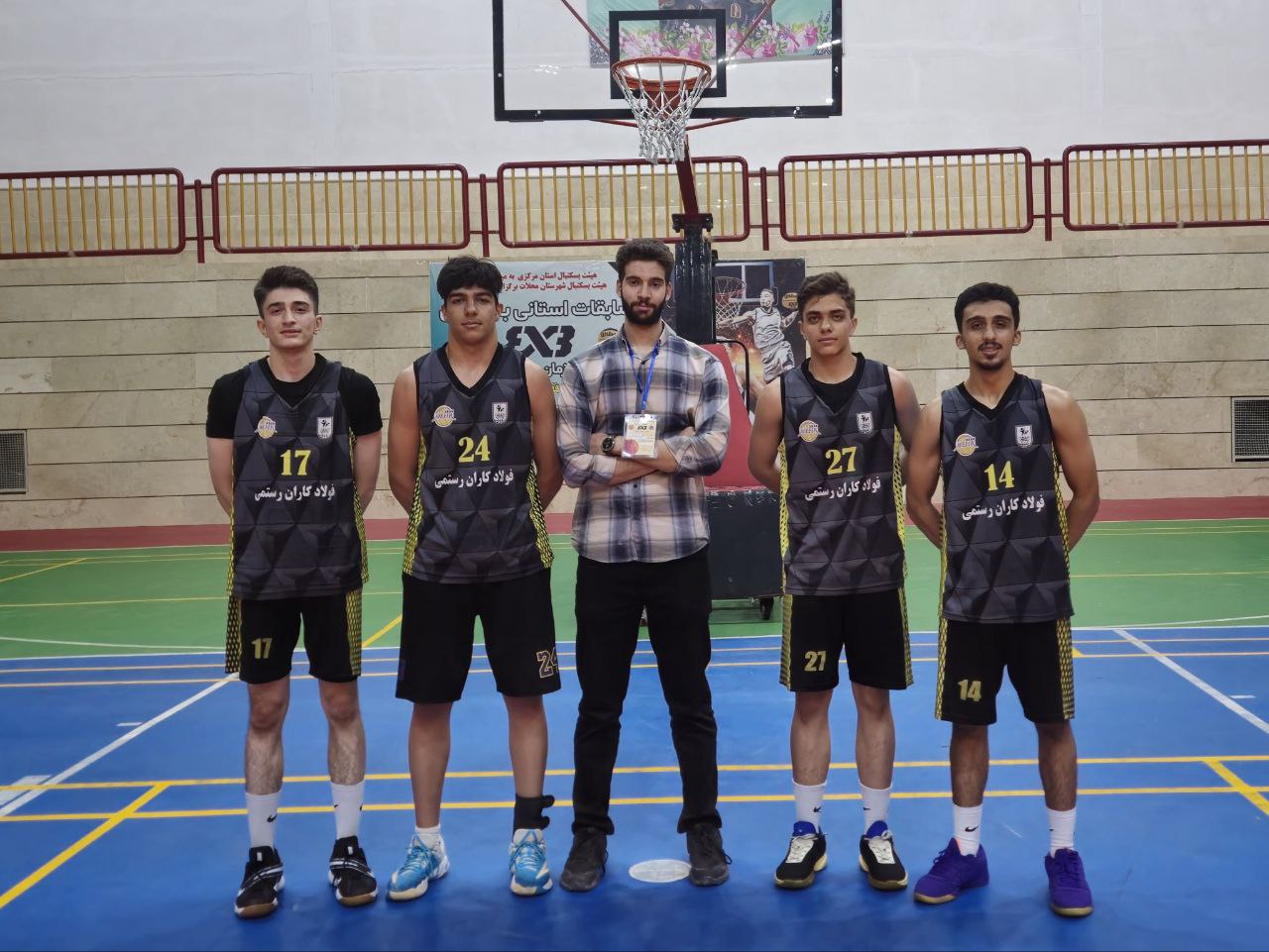 قهرمانی تیم بسکتبال سه نفره جوانان مهر در مسابقات استانی  تیم بسکتبال سه نفره جوانان مهر در مسابقات قهرمانی جوانان و امید سه نفره استان پنجشنبه ۱۶ مرداد که در شهر محلات برگزار گردید با اقتدار و با برد تمام مسابقات بدون باخت قهرمان مسابقات شد. مربی : آقای